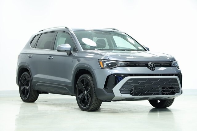 2025 Volkswagen Taos SE photo 3