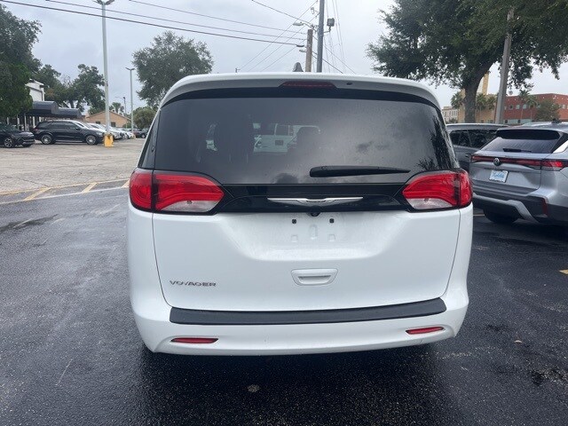 2022 Chrysler Voyager LX photo 4