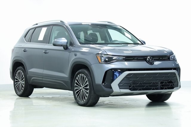 2025 Volkswagen Taos SE photo 3