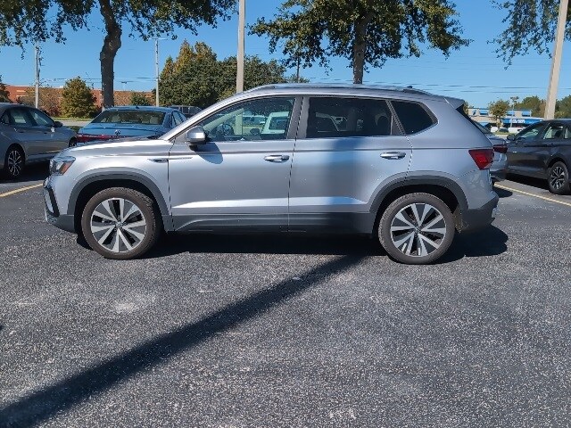 2024 Volkswagen Taos SE photo 3