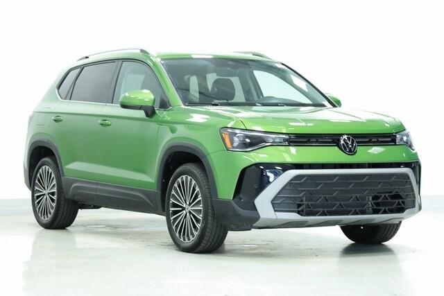 2025 Volkswagen Taos SE photo 3