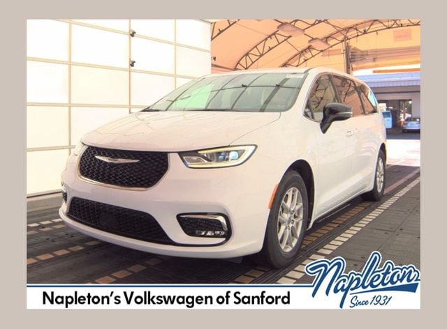 2024 Chrysler Pacifica Touring L's photo