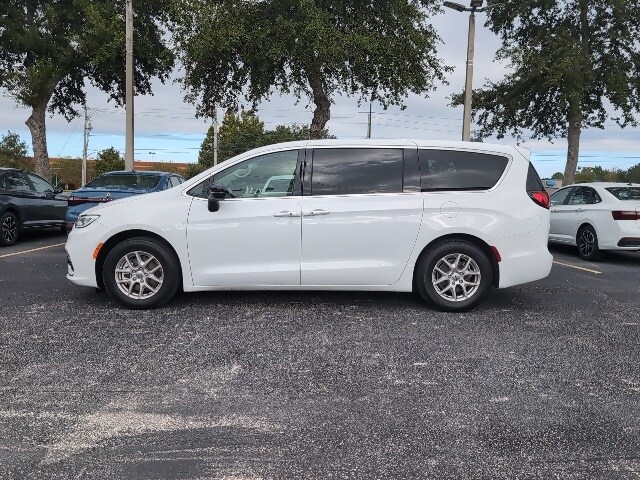 2024 Chrysler Pacifica Touring L photo 2