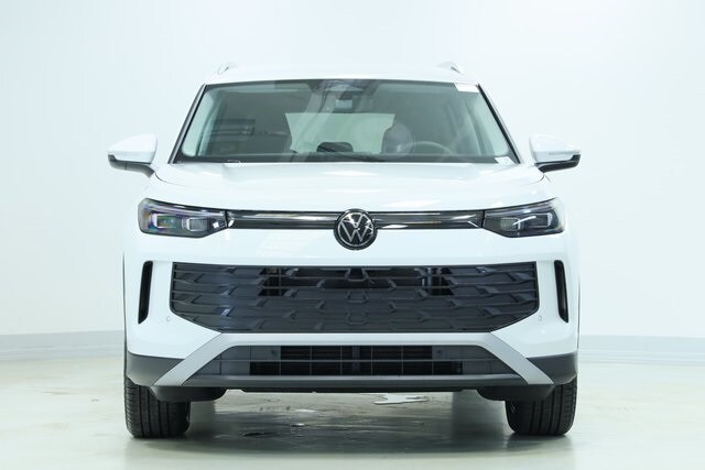 2025 Volkswagen Tiguan SE photo 2