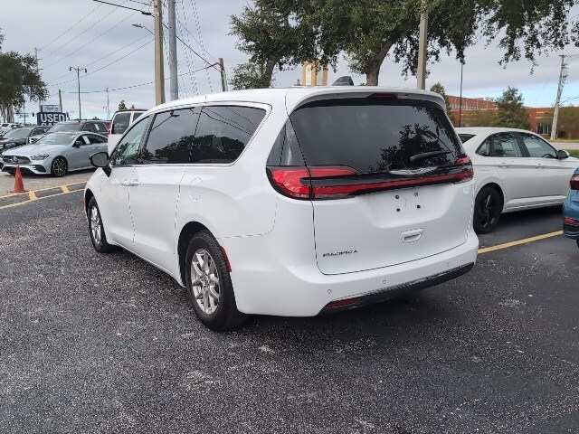 2024 Chrysler Pacifica Touring L photo 3