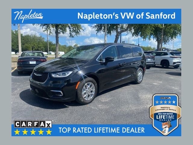 2024 Chrysler Pacifica Touring L's photo