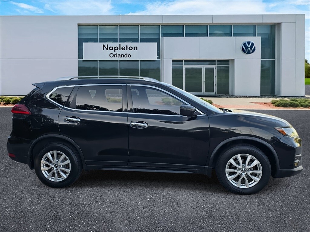 2020 Nissan Rogue SV photo 3