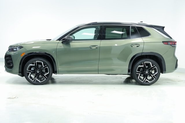 2026 Volkswagen Tiguan SEL R-Line photo 4