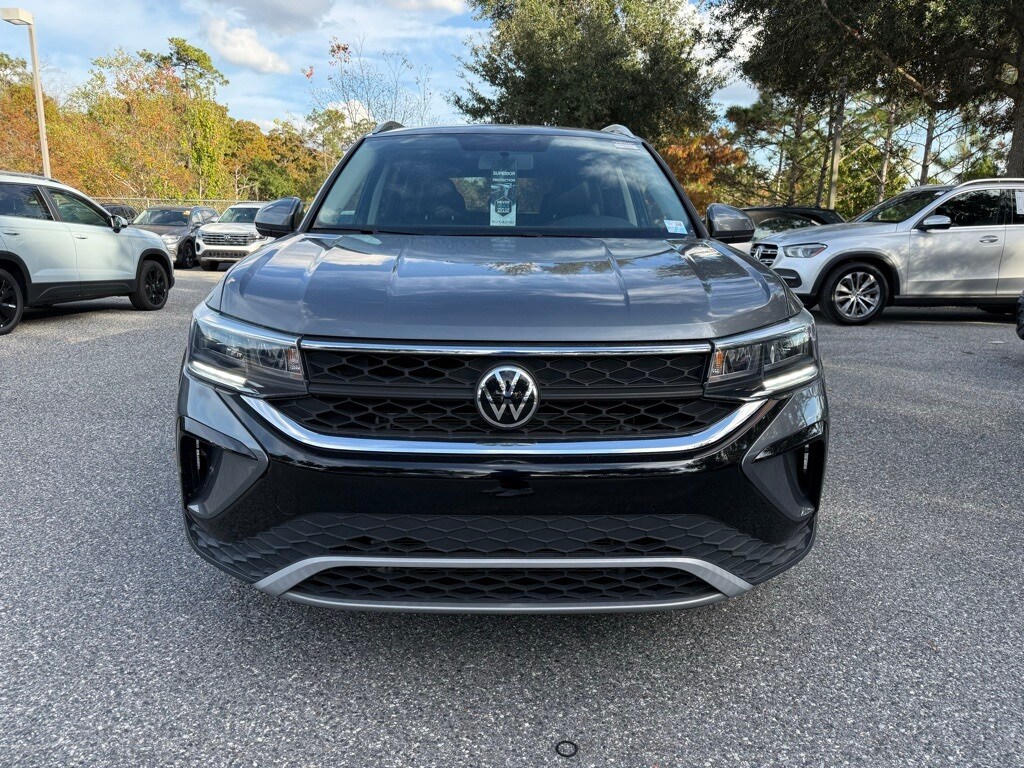 2022 Volkswagen Taos SE photo 2