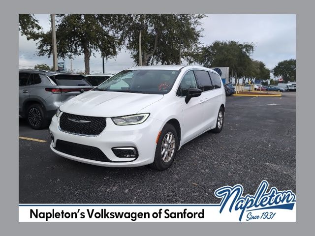 2024 Chrysler Pacifica Touring L's photo