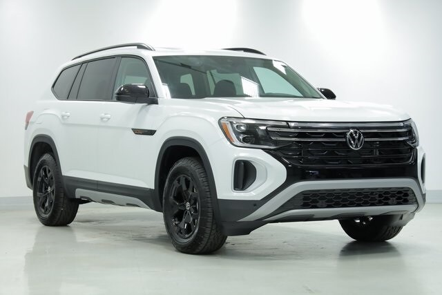 2026 Volkswagen Atlas Peak Edition SE photo 2