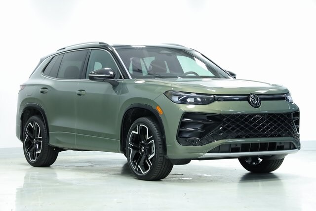 2026 Volkswagen Tiguan SEL R-Line photo 3