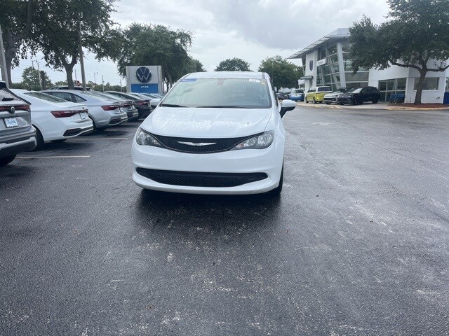 2022 Chrysler Voyager LX photo 2