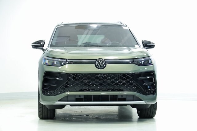 2026 Volkswagen Tiguan SEL R-Line photo 2