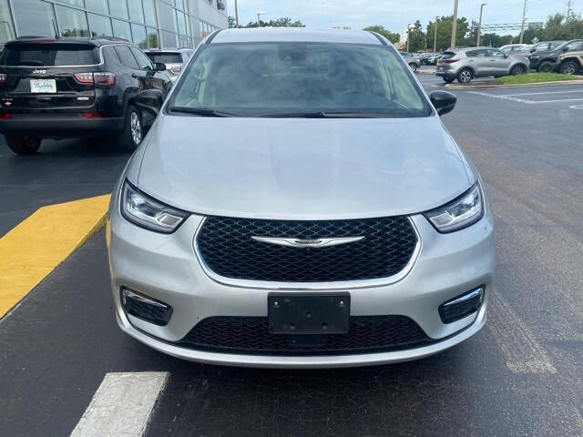 2024 Chrysler Pacifica Hybrid photo 3