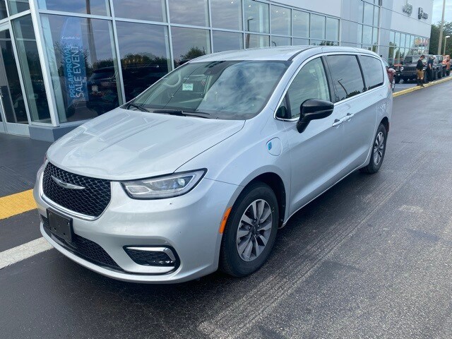 2024 Chrysler Pacifica Hybrid photo 4