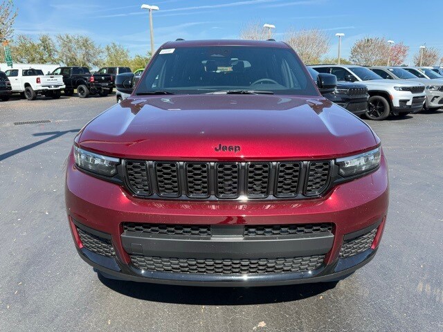 2025 Jeep Grand Cherokee Altitude photo 2