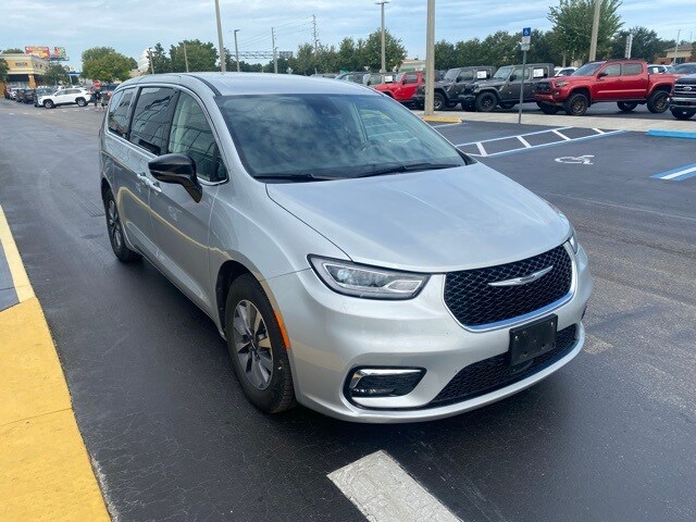 2024 Chrysler Pacifica Hybrid photo 2