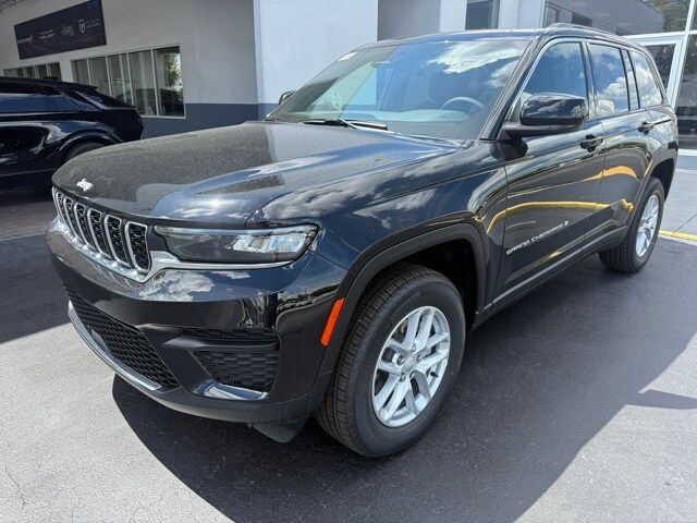 2025 Jeep Grand Cherokee Laredo photo 2