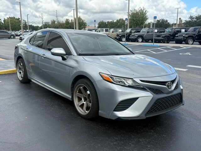 2020 Toyota Camry SE photo 3
