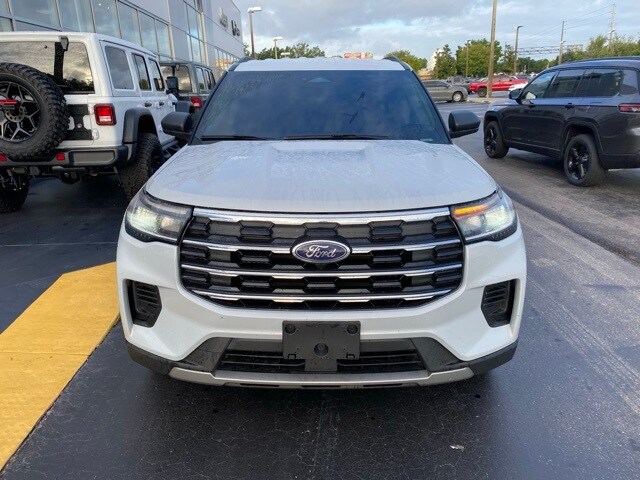 2025 Ford Explorer photo 2