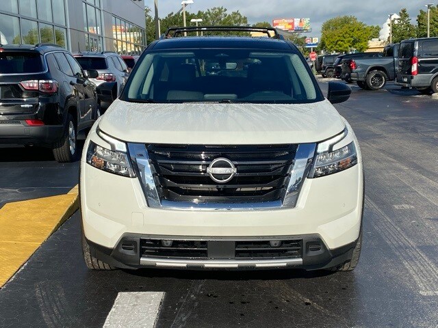 2024 Nissan Pathfinder SL photo 2
