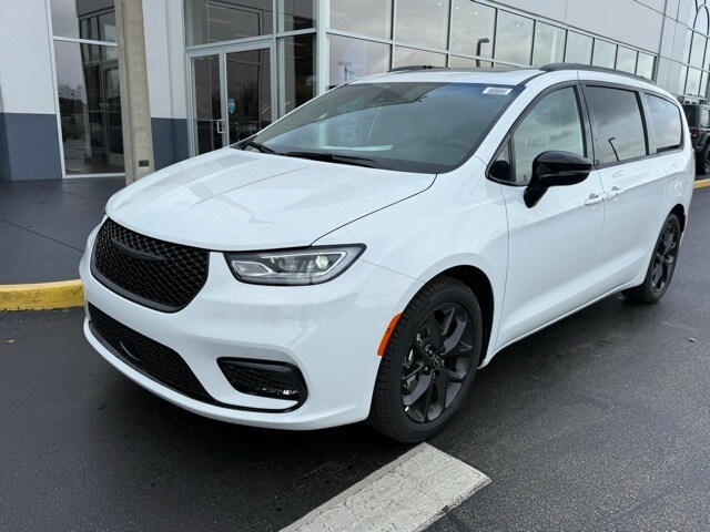 2026 Chrysler Pacifica Limited photo 3