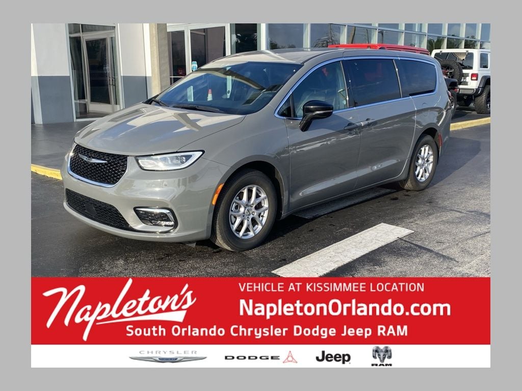 2025 Chrysler Pacifica Select's photo
