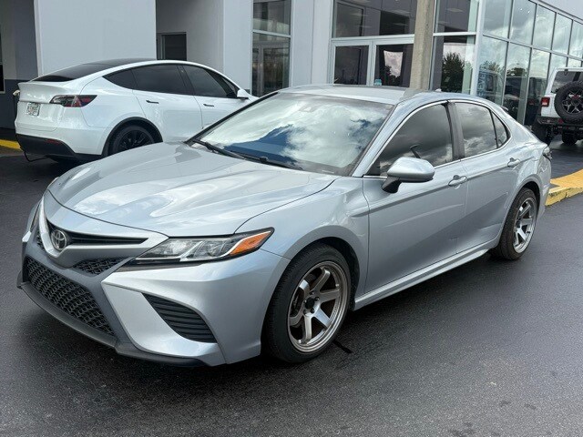 2020 Toyota Camry SE photo 4