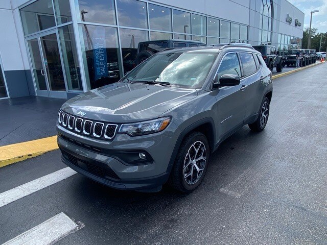 2024 Jeep Compass Latitude photo 3