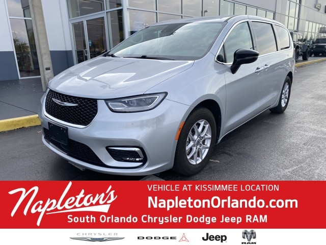 2024 Chrysler Pacifica Touring L's photo