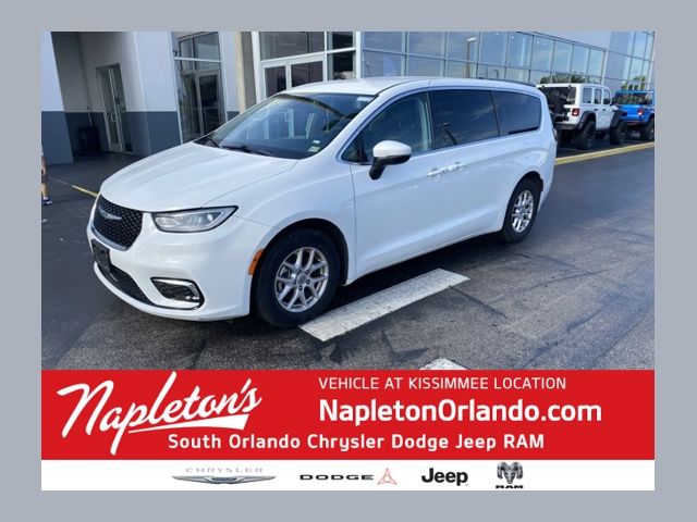 2023 Chrysler Pacifica Touring L's photo