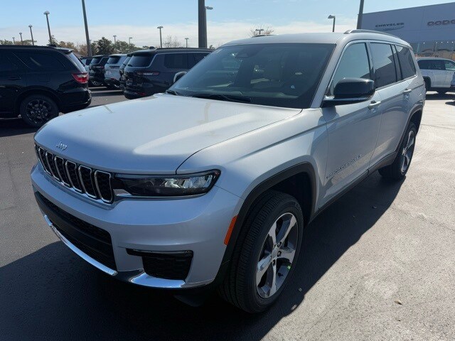 2025 Jeep Grand Cherokee Limited photo 3