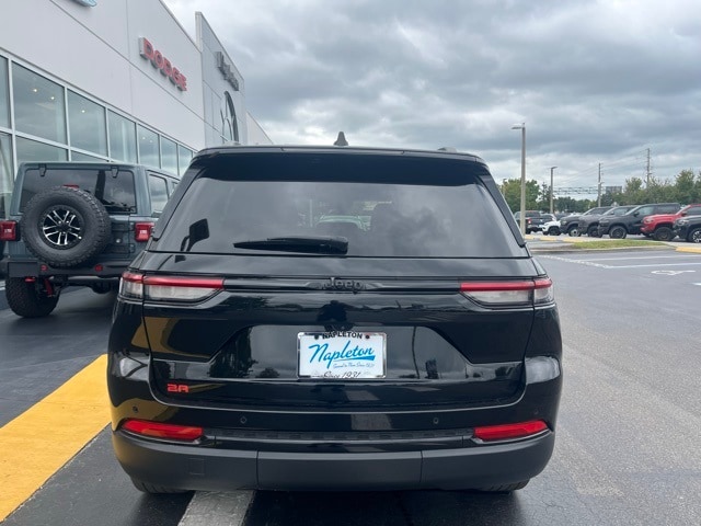 2023 Jeep Grand Cherokee Altitude photo 4