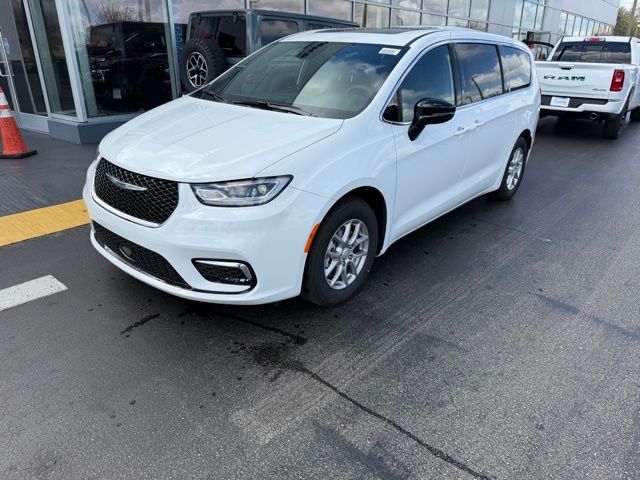 2026 Chrysler Pacifica Select's photo