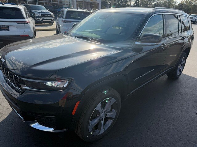 2025 Jeep Grand Cherokee Limited photo 3