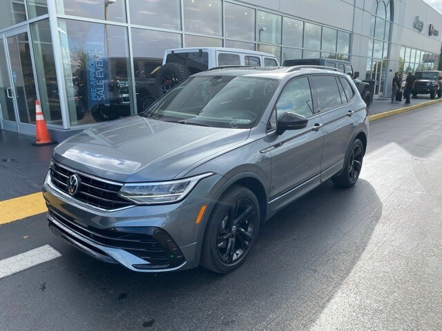 2023 Volkswagen Tiguan SE R-Line Black photo 2