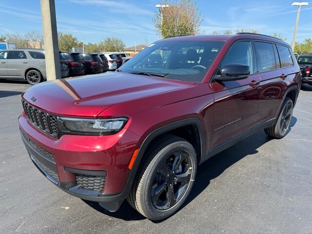 2025 Jeep Grand Cherokee Altitude photo 3