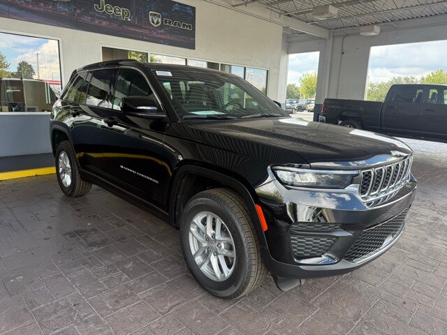 2025 Jeep Grand Cherokee Laredo photo 2