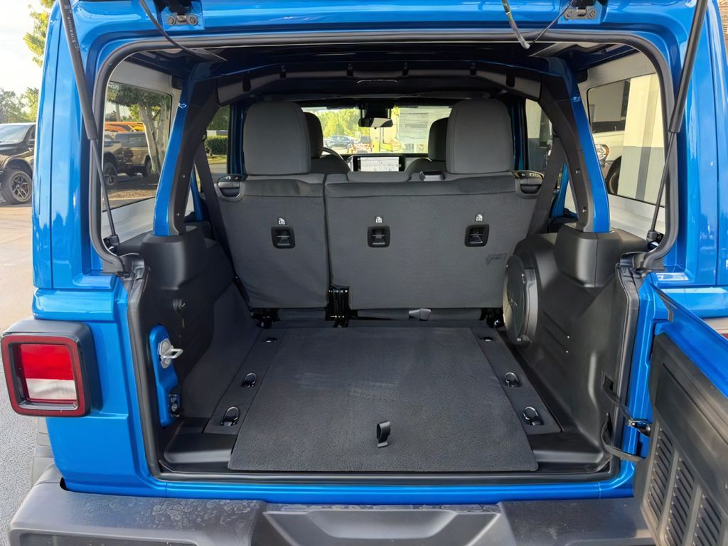 2025 Jeep Wrangler 4-Door Willys - Photo 11
