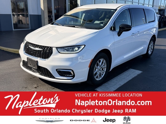 2024 Chrysler Pacifica Touring L's photo