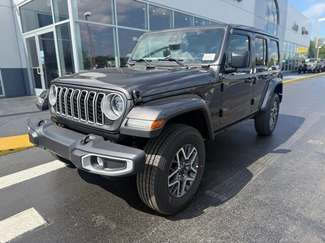 2025 Jeep Wrangler Sahara photo 4