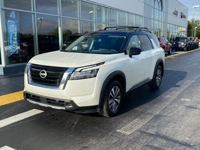 2024 Nissan Pathfinder SL photo 3
