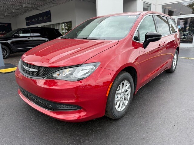 2026 Chrysler Voyager LX photo 4