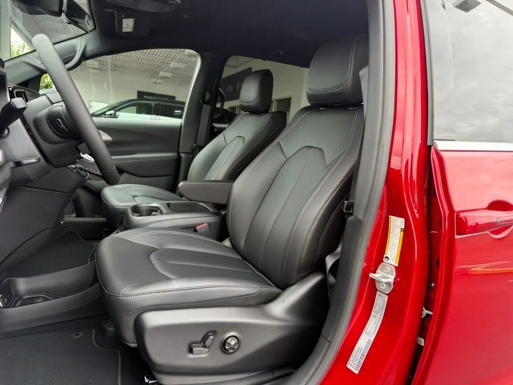 2026 Chrysler Voyager LX - Photo 15
