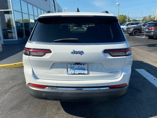 2023 Jeep Grand Cherokee Laredo photo 3