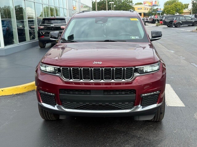 2023 Jeep Grand Cherokee Limited photo 2