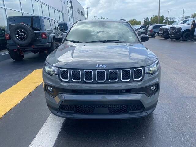 2024 Jeep Compass Latitude photo 2