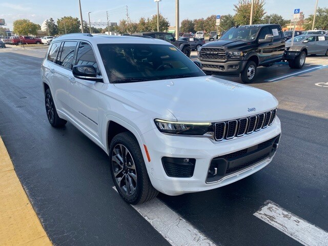2023 Jeep Grand Cherokee Overland photo 2