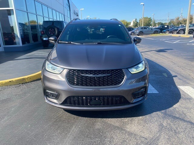 2022 Chrysler Pacifica Limited photo 3